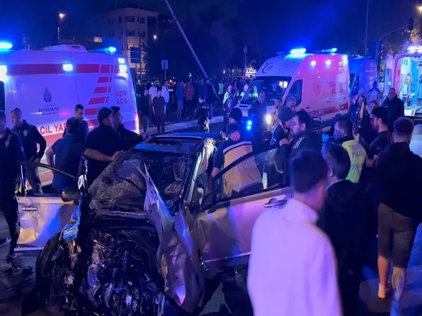 maltepede-feci-kaza-iki-otomobil-carpisti-2si-agir-11-yarali-1789625225649.jpg