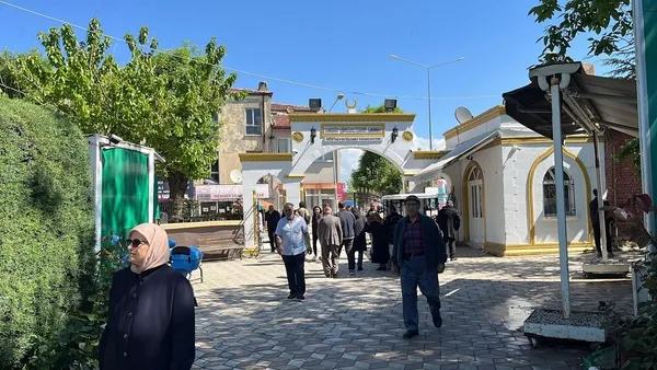 vatandaslar-bayram-arifesinde-mezarliklara-akin-etti-1779805096460.jpg