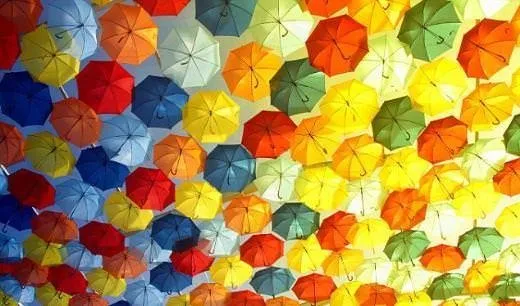 Gökyüzünde şemsiye seli