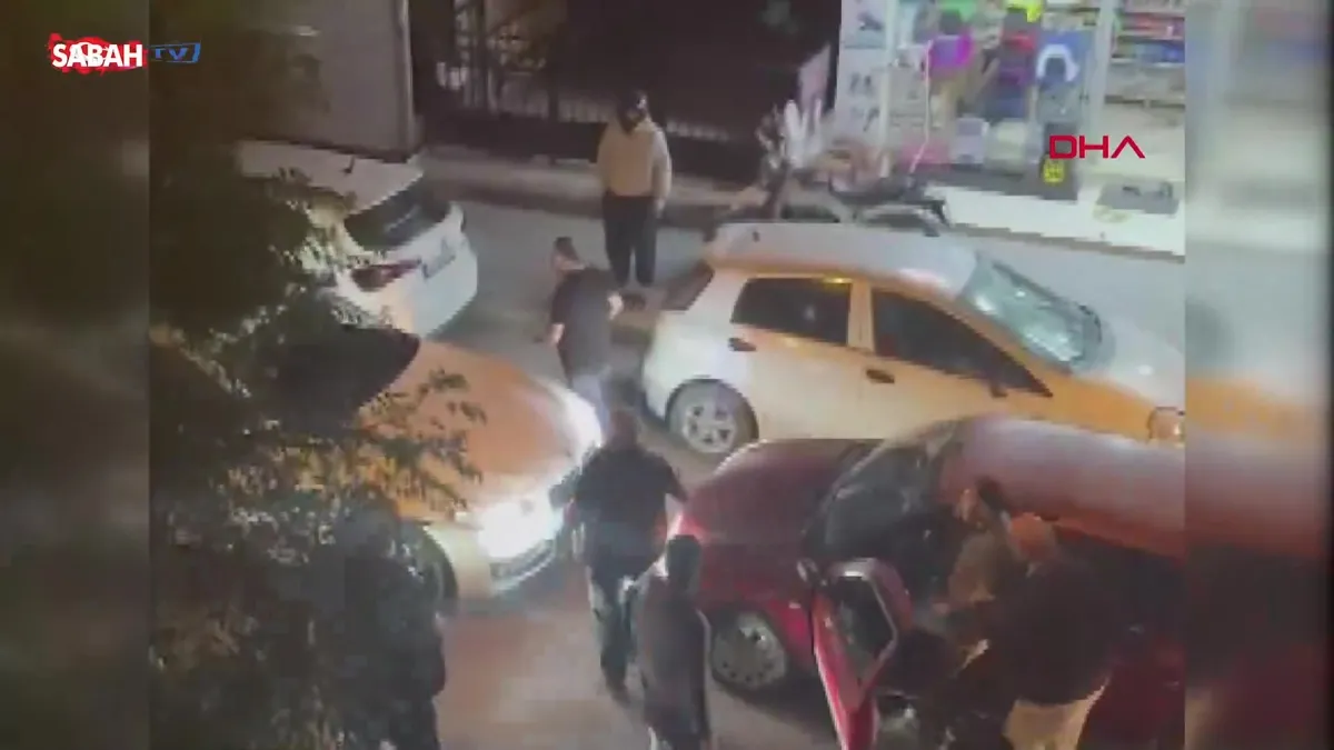Avcılar’da tekme ve yumruklu ‘yol verme’ kavgasını gülerek cep telefonu kamerasıyla kaydetti videosunu izle Avcılar’da tekme ve yumruklu ‘yol verme’ kavgasını gülerek cep telefonu kamerasıyla kaydetti videosunu izle
