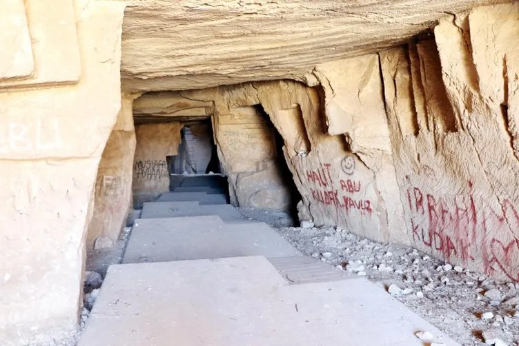 Tarihi mağaranın duvarları yazı tahtasına dönüştürüldü