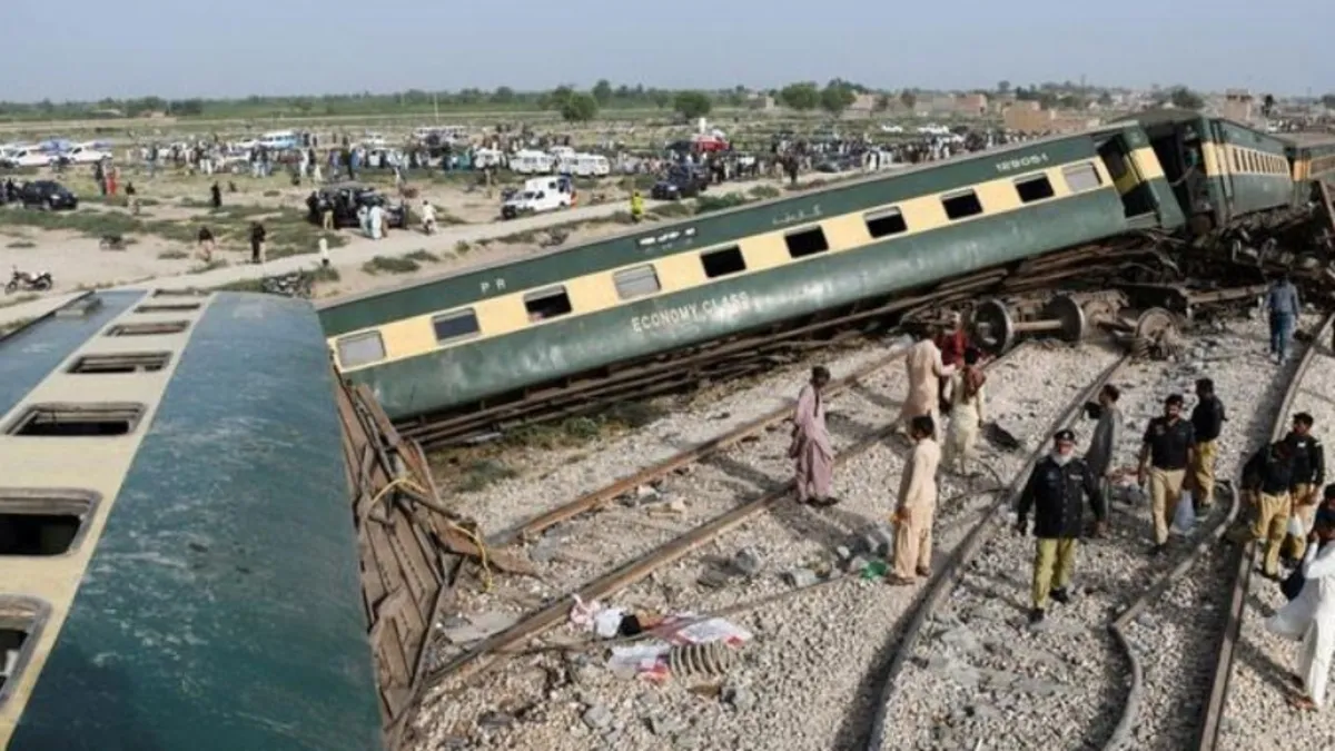 Pakistan’da tren kazası: 200 yıllık ray kırıldı Pakistan’da tren kazası: 200 yıllık ray kırıldı