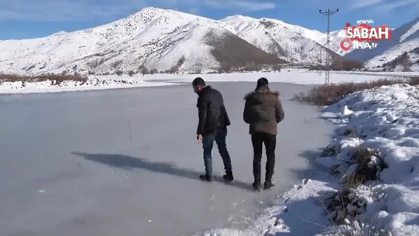 Bitlis’te donan göletlerin yüzeyinde halay çektiler | Video
