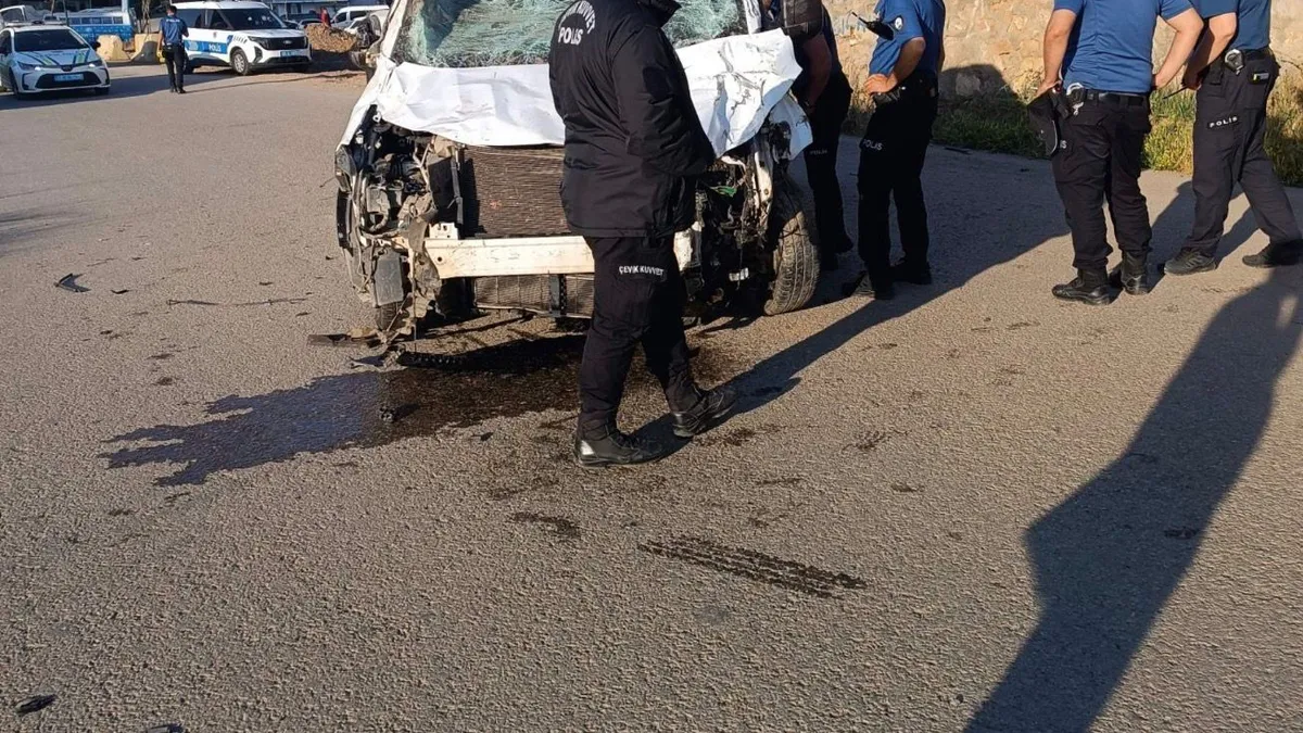 Muş'ta trafik kazası sonrası hasar gören otomobil ve olay yeri.