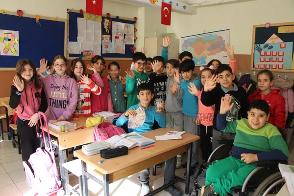 kendi-kucuk-ama-kalbi-kocaman-allah-bana-daha-fazlasini-verir-diyerek-harcliklarini-depremzedelere-bagisladi-1677048564009.jpg