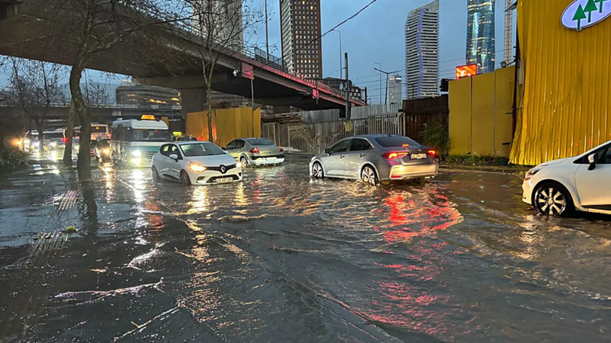 İzmir’de kuvvetli fırtına ve sağanak hayatı olumsuz etkiledi İzmir’de kuvvetli fırtına ve sağanak hayatı olumsuz etkiledi