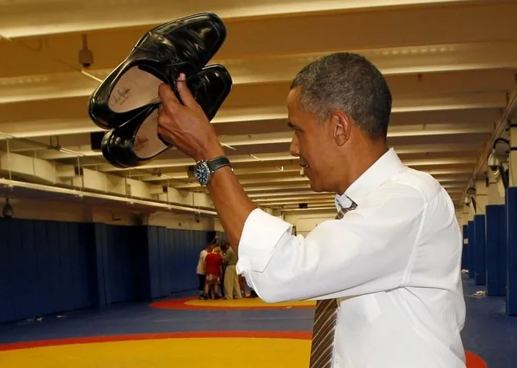 Obama kösele ayakkabıları çıkardı, çoraplarıyla poz verdi