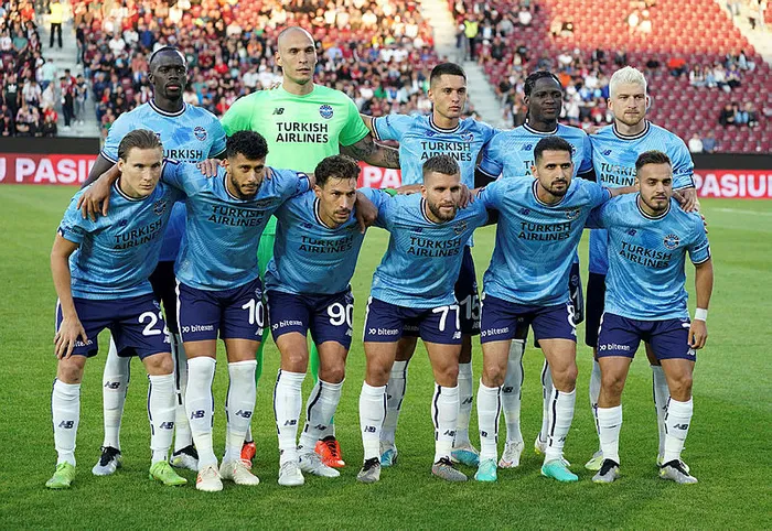 son-dakika-haberleri-adana-demirspor-avrupa-defterini-aciyor-karsilasmada-ilk-gol-geldi-1690481363387.jpg