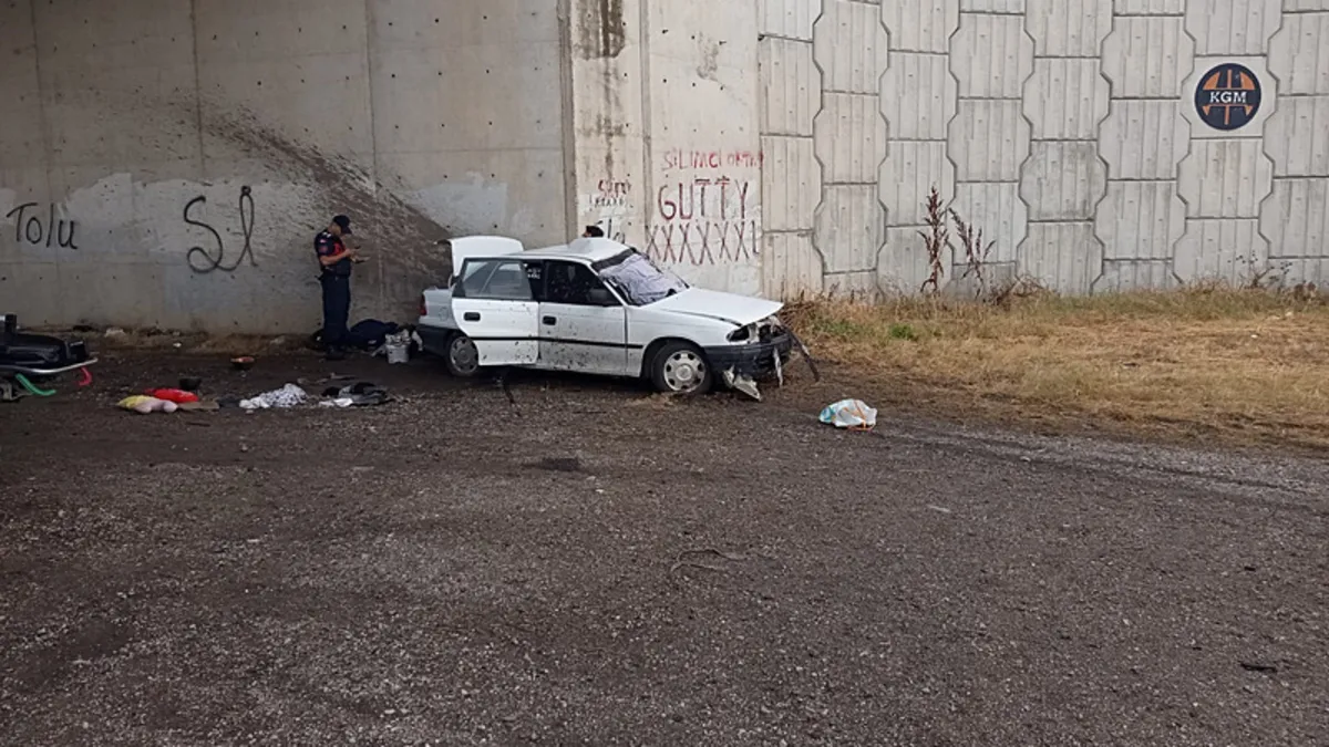 Bursa’da kontrolden çıkan araç beton duvara çarptı: 3 ölü, 2 ağır yaralı Bursa’da kontrolden çıkan araç beton duvara çarptı: 3 ölü, 2 ağır yaralı