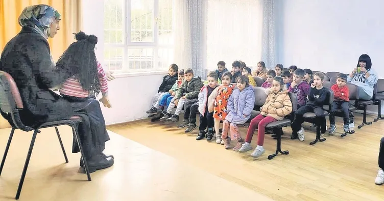 Kuklasıyla Rim’in hikâyesini anlatıyor