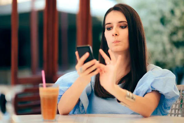 psikolog-esra-ezmeci-stalk-yapmaktan-vazgecin-iliskideki-kiskanclik-duygusuyla-basa-cikmanin-en-etkili-yollari-1691824583825.jpg