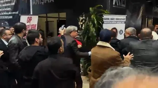 CHP kongresinde gazetecilere saldırı! O anlar kamerada