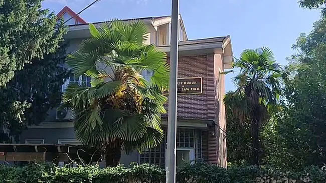 son-dakika-avukat-rezan-epozdemir-sorusturmasinda-tanik-ifadesi-ortaya-cikti-150-bin-dolara-tahliye-sozu-verdi-1754919914683.jpeg SON DAKİKA... Avukat Rezan Epözdemir soruşturmasında tanık ifadesi ortaya çıktı: 150 bin dolara tahliye sözü verdi!