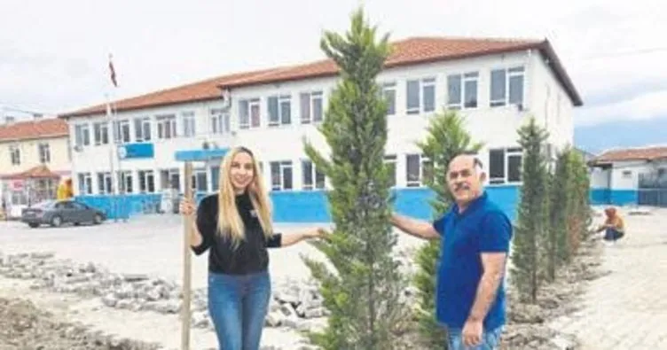 Okul bahçesine ağaç diktiler