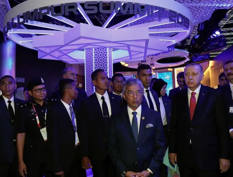 Başkan Erdoğan Kuala Lumpur'da! Oturumun ardından sergi alanını gezdi