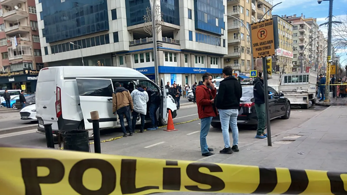 Diyarbakır’da müteahhit ile emlakçı arasında kanlı kavga: 3 yaralı! Diyarbakır’da müteahhit ile emlakçı arasında kanlı kavga: 3 yaralı!