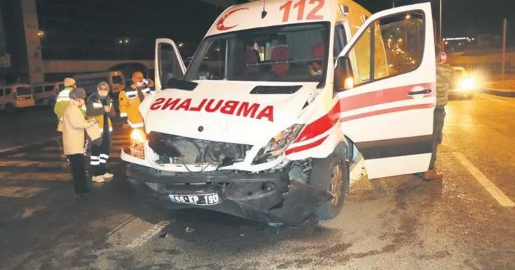 Kazaya karışan ambulansta doğum yaptı