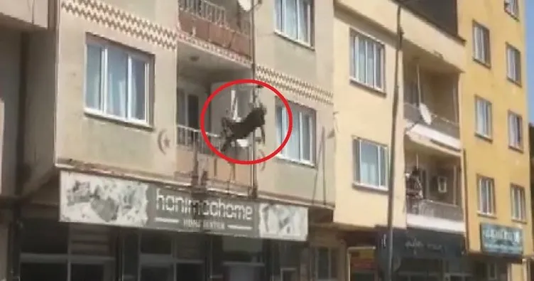 Balkondan atlayan kadın, çevredekilerin kaldırıma koyduğu yatağa düştü