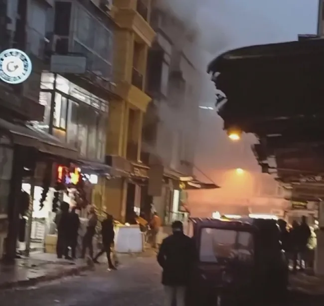 istanbul-fatihte-ayakkabi-dukkaninda-yangin-1733896439100.jpeg