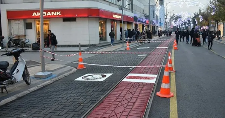 Tramvay yolunda boyama çalışması yapıldı