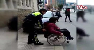 Kaldırımdaki araca takılan engelli vatandaşa polis şefkati