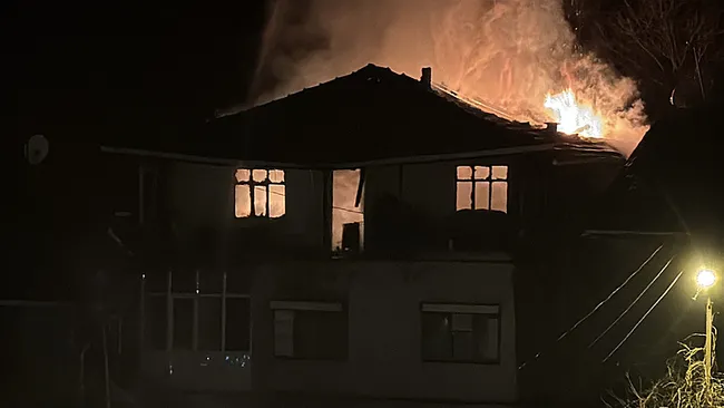karabukte-3-katli-mustakil-evde-yangin-1-kisi-dumandan-etkilendi-1771962155780.jpeg