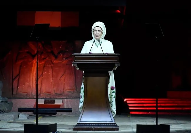 emine-erdogan-anadoludakiler-sergisinin-acilisinda-konustu-1763564262429.jpg Emine Erdoğan, 'Anadoludakiler Sergisi'nin açılışında konuştu