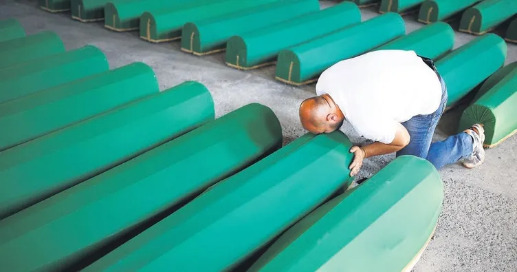 Hollanda soykırımcı askerlerini akladı