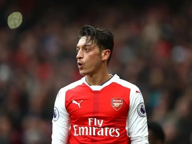 Mesut Özil telefonunu değiştirdi, o ismi engelledi