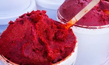 Aman dikkat! Resmen salça görünümünde yabancı madde!