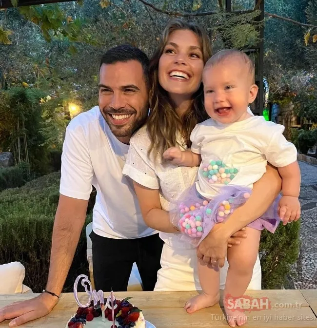 Aslı Enver’in minik kızı Elay Eda Ece’yi ofisinde ziyaret etti! Eda Ece’nin ve Elay’ın pembe uyumu çok beğenildi!