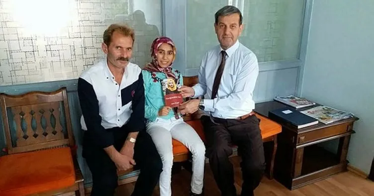 Engelli yazardan Başkan Süleyman Özkan’a sürpriz hediye