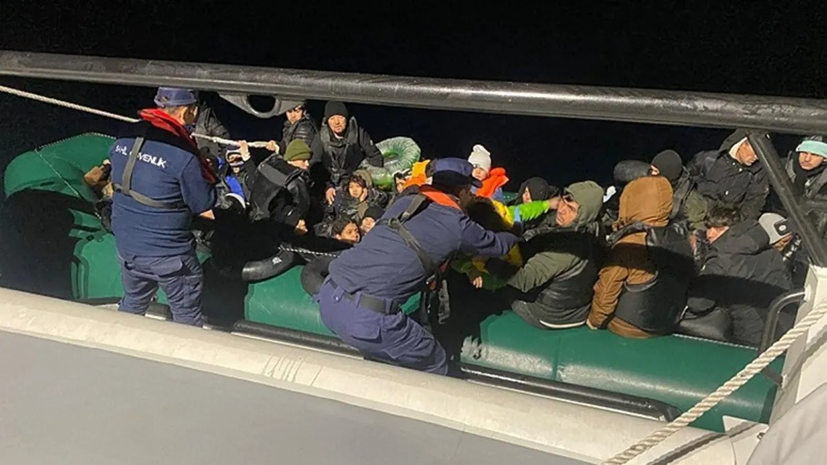 İzmir açıklarında 50 düzensiz göçmen yakalandı İzmir açıklarında 50 düzensiz göçmen yakalandı