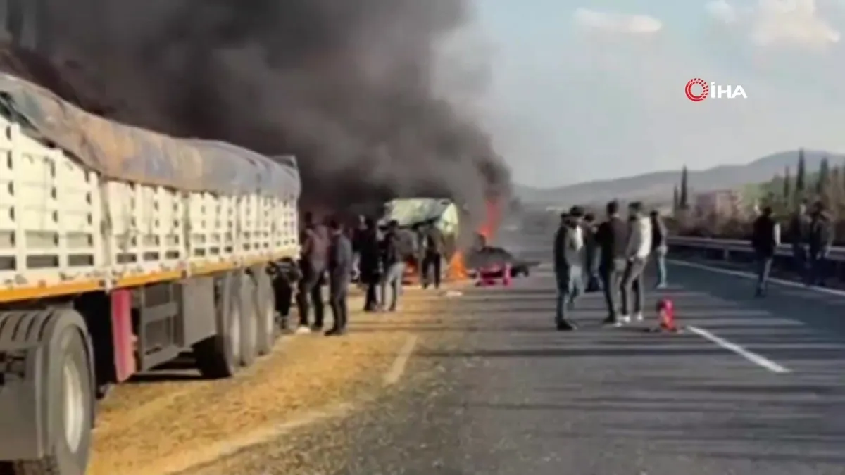 Şanlıurfa’da aynı istikamette giden iki TIR çarpıştı: 1 ölü, 1 yaralı | Video videosunu izle Şanlıurfa’da aynı istikamette giden iki TIR çarpıştı: 1 ölü, 1 yaralı | Video videosunu izle