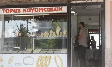 Bıçakla geldiği kuyumcudan 750 bin lira değerinde 18 bileziği gasp edip kaçtı #antalya