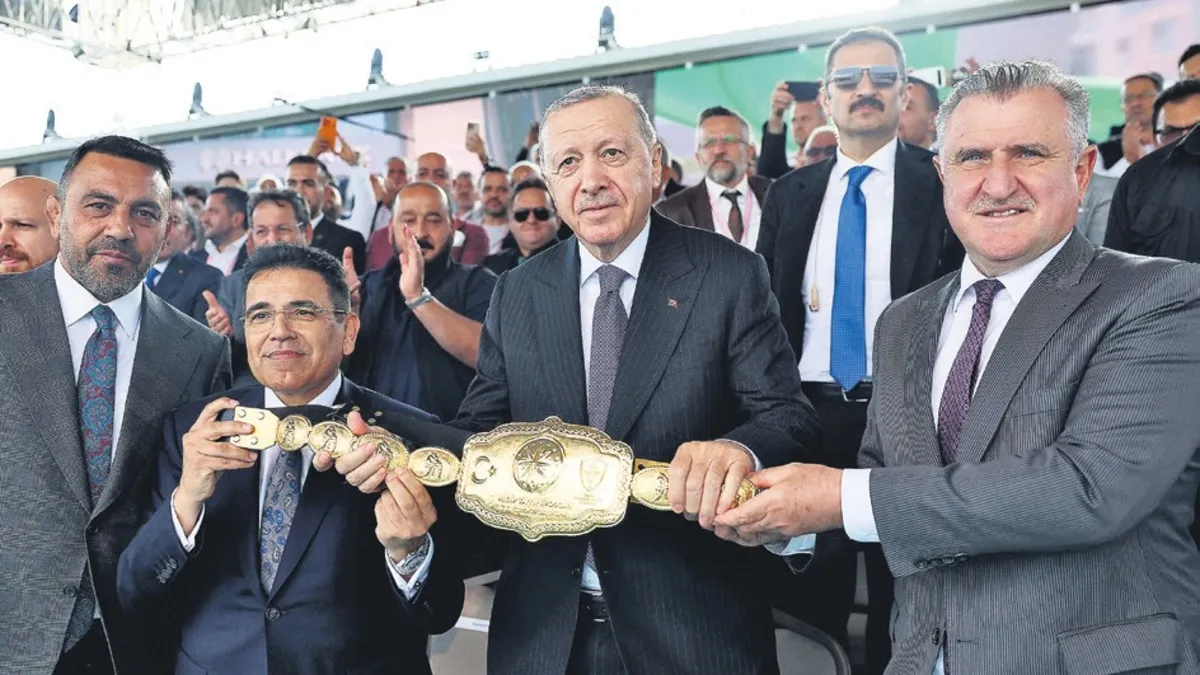 Yağlı güreş kupasında Başkan’a altın kemer