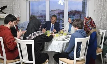 Bakan Özer ve eşi, iftar için öğretmen aileye misafir oldu