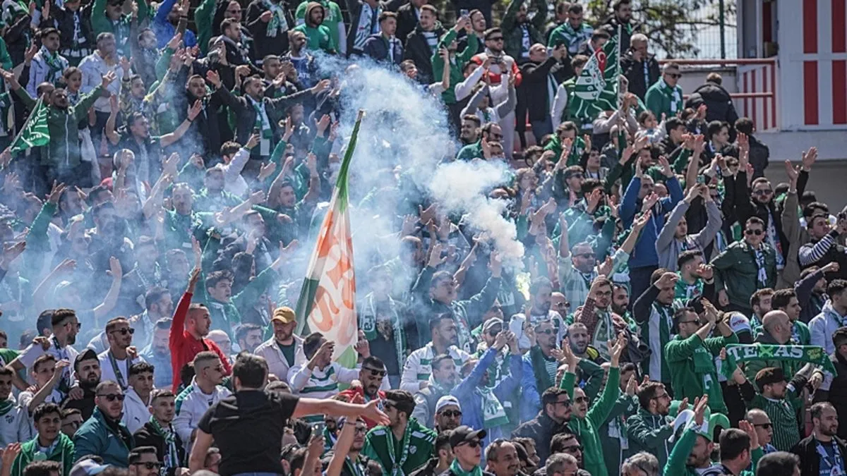 Balıkesir yeşil-beyaza döndü; Bursaspor davul zurna ile karşılandı...
