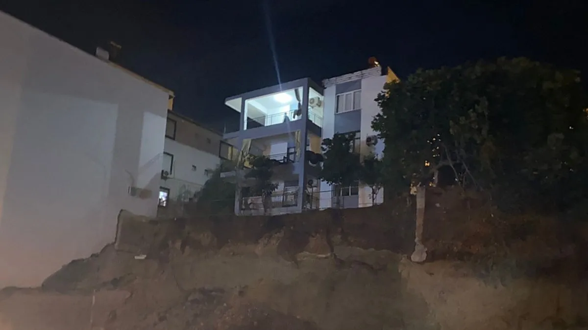 Antalya’da inşaat kazı çalışmasında toprak kaydı: Bir ev tahliye edildi!