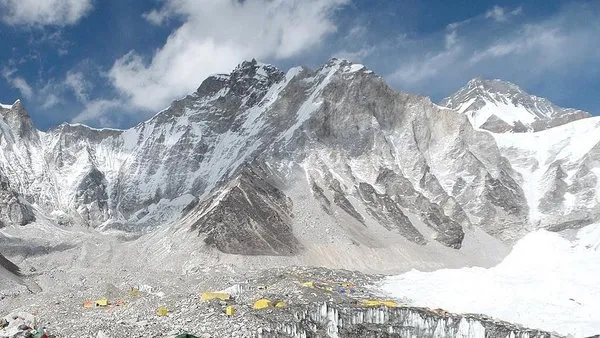 Everest Dağı’nda can pazarı! Kar fırtınası nedeniyle bin kişi mahsur kaldı