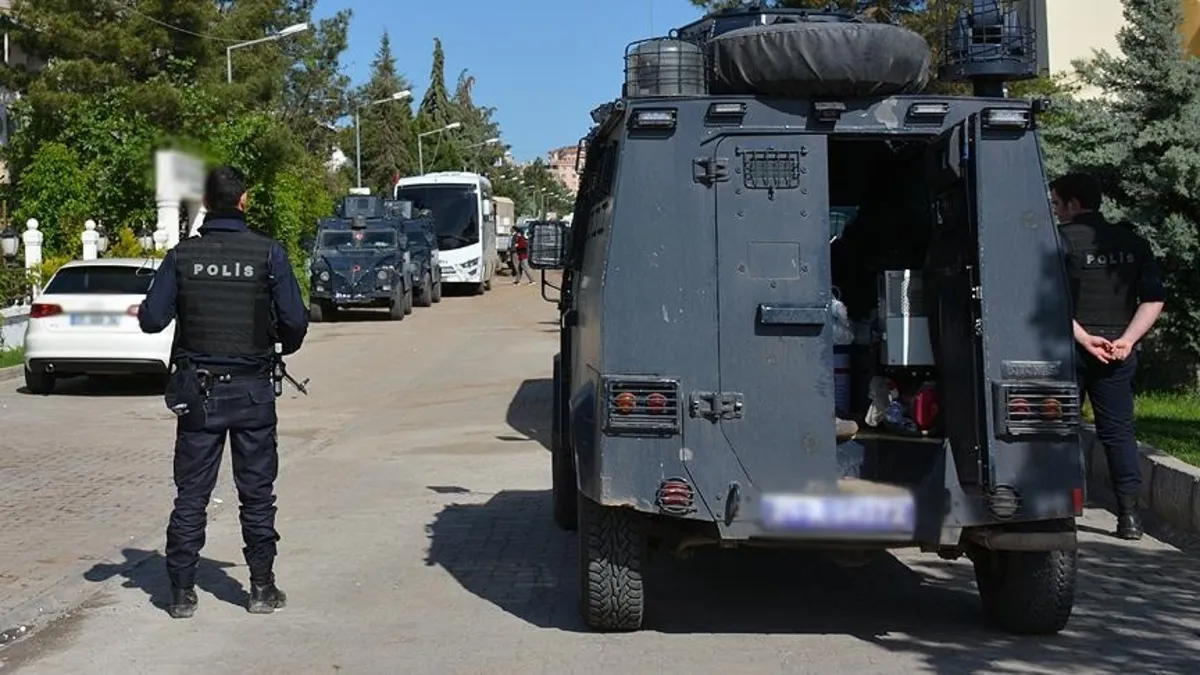 İstanbul’da dernek üzerinden vugun yapanlara operasyonYardım paralarını “Huzur Hakkı” diye dağıttılar İstanbul’da dernek üzerinden vugun yapanlara operasyonYardım paralarını “Huzur Hakkı” diye dağıttılar