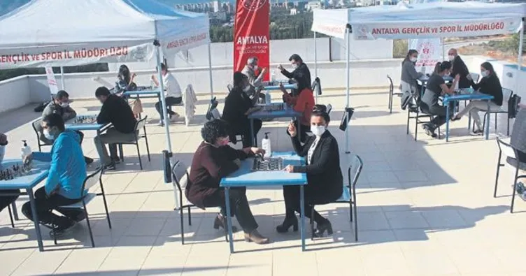 Mesaiye satranç molası