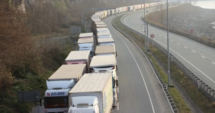 İhracat arttı, Sarp Sınır Kapısı’nda kilometrelerce tır kuyruğu oluştu