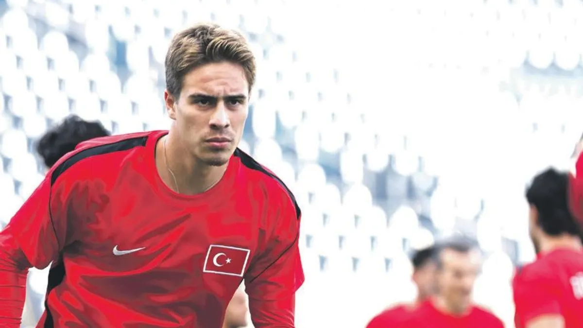 TFF Başkanı Mehmet Büyükekşi, kas hastası Çağan Toprak'a Kenan Yıldız'ın imzaladığı Milli Takım formasını veriyor.