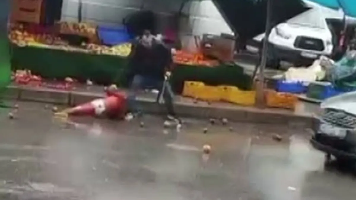 İzmir'de manav sinir krizi geçirdi, ortalığı birbirine kattı: Vatandaşlara satırla saldırdı