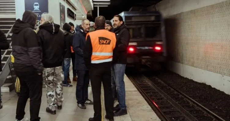 Fransa’da hayat felç oluyor: Yolculara ‘seyahatlerinizi iptal edin’ çağrısı