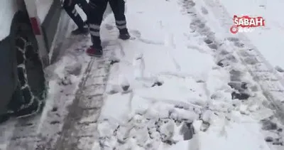 Kar yolları kapattı, 70 yaşındaki hasta için ekipler seferber oldu | Video