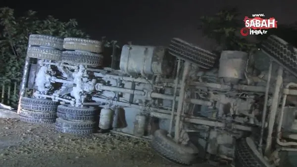 Başakşehir’de virajı alamayan hafriyat kamyonu yan yattı: 1 yaralı | Video