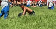 Minik pehlivanların er meydanına çıkmasıyla güreşler başladı