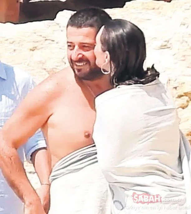 Leopar desenli bikinisiyle havuz başı poz veren Melis Sezen kumsalda sevgilisini öpmeye doyamadı!